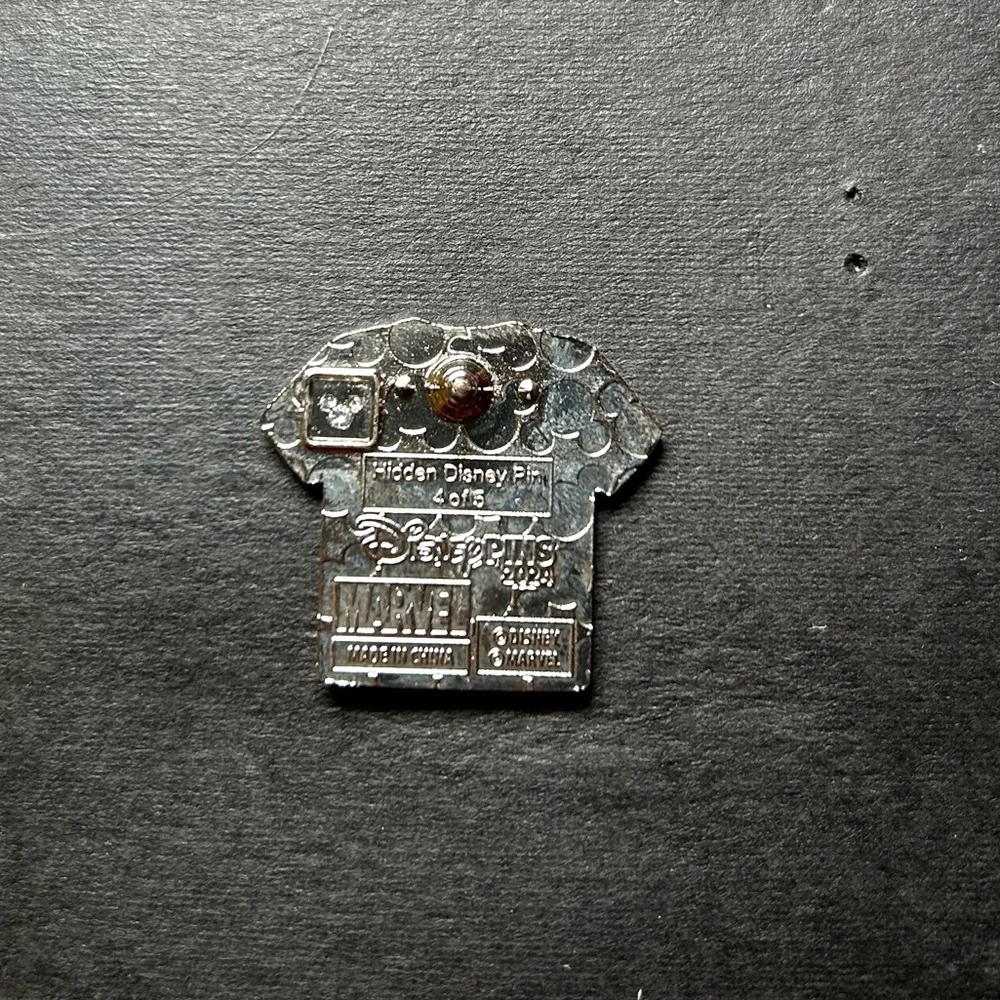 Black Widow - DLR 2024 hidden Mickey Mystery Pin Avengers T-shirts - Disney Pin